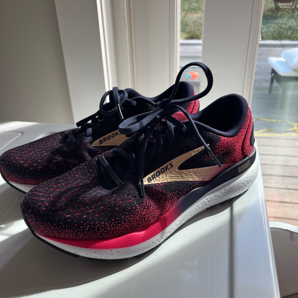 Brooks Women's Black and Pink Athletic Shoes